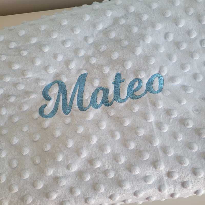 Manta bordada celeste