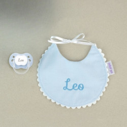 Babero piqué y chupete celeste