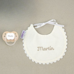 Babero piqué y chupete beige