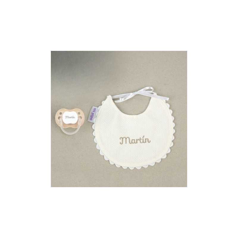 Babero piqué y chupete beige